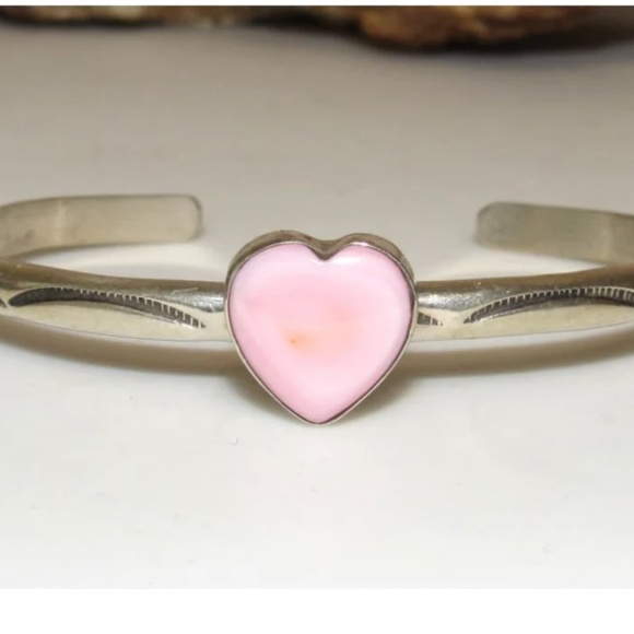 Navajo Pink Conch Heart Bracelet Stacker Sterling Silver Cuff G. Jones - Picture 1 of 4